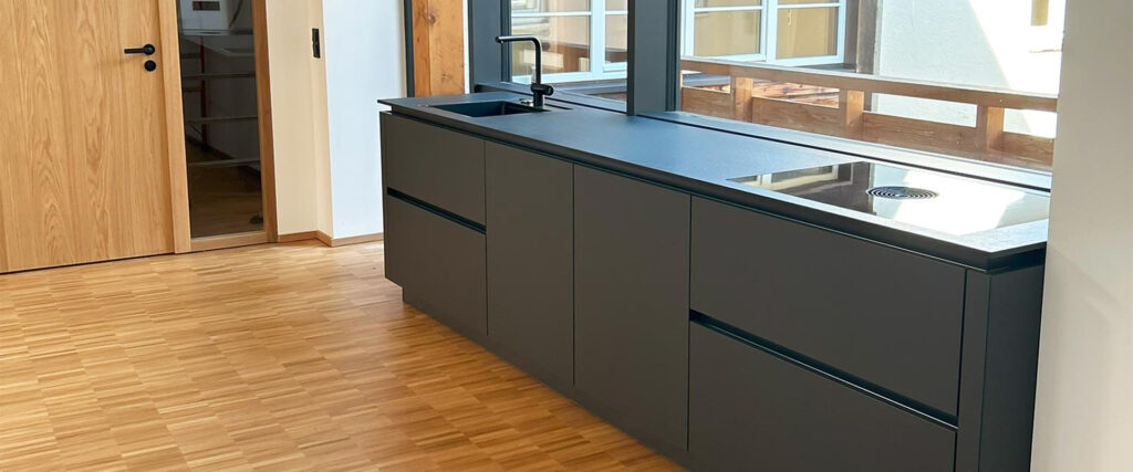 #16 LAVASCHWARZ | KRISTALLWEISS